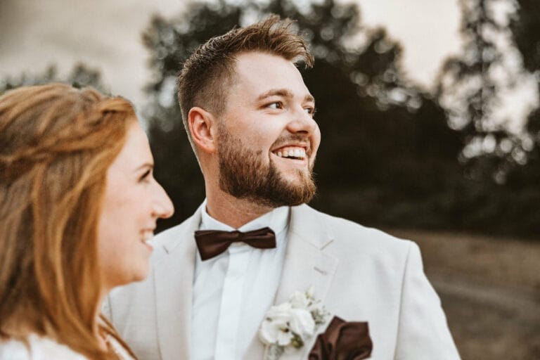 Hochzeit Heiraten Hochzeitsfotograf Dominik Neugebauer - Bräutigam lächelt und steht frontal zu seiner Braut