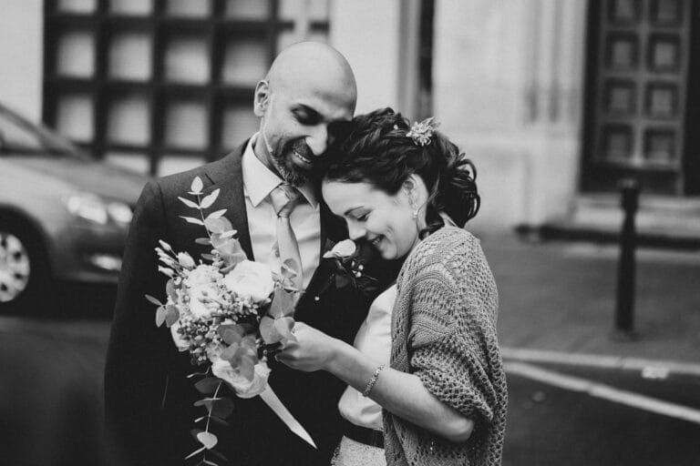 Hochzeit Heiraten Hochzeitsfotograf Dominik Neugebauer - Braut legt ihren Kopf auf die Brust des Bräutigams. Der Bräutigam legt seinen Kopf auf die Haare der Braut. Das Brautpaar lächelt verliebt.