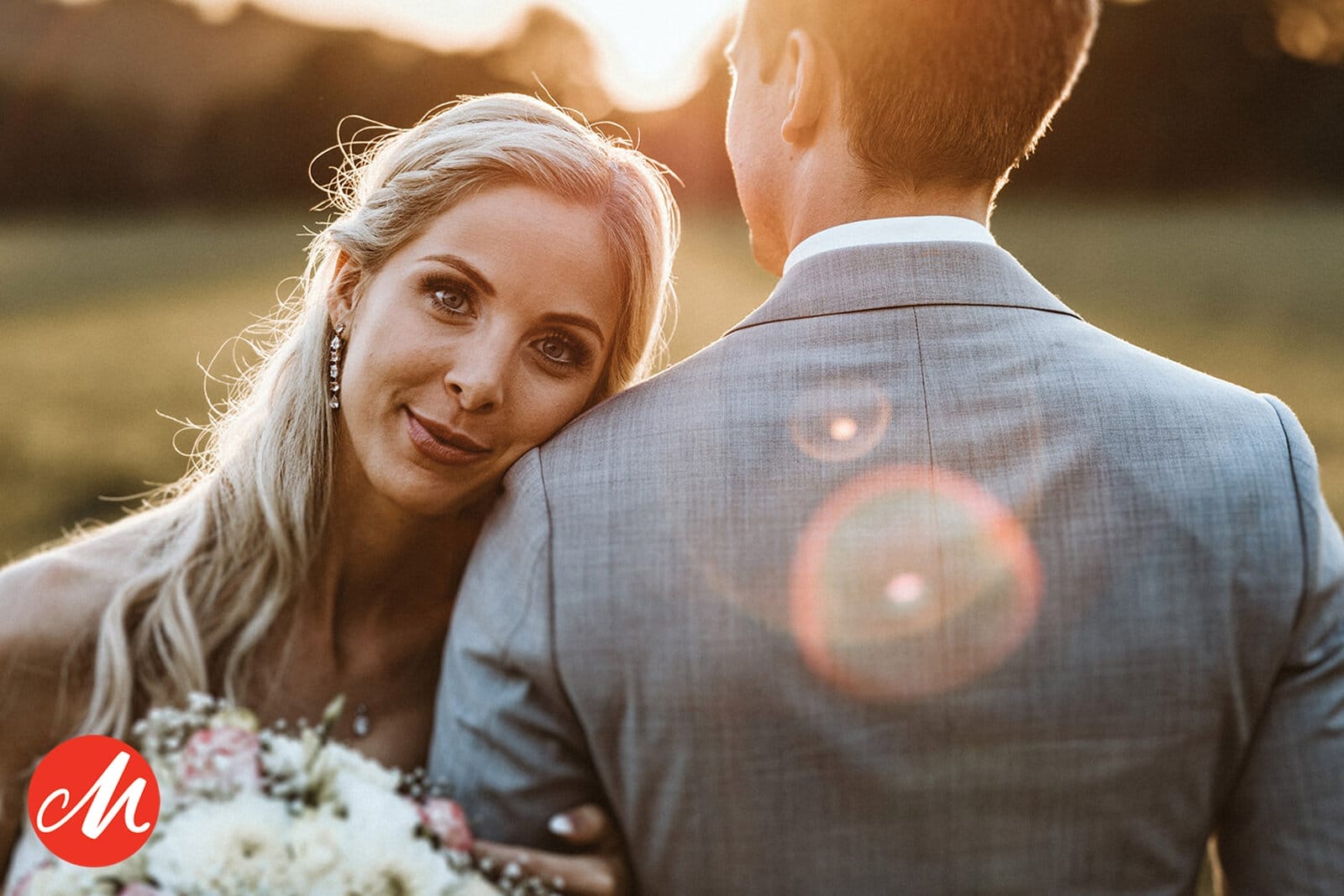 Hochzeit Heiraten Hochzeitsfotograf Dominik Neugebauer - Braut legt ihren Kopf auf die Schultern des Bräutigams. Der Sonnenuntergang ist im Hintergrund zu erkennen.