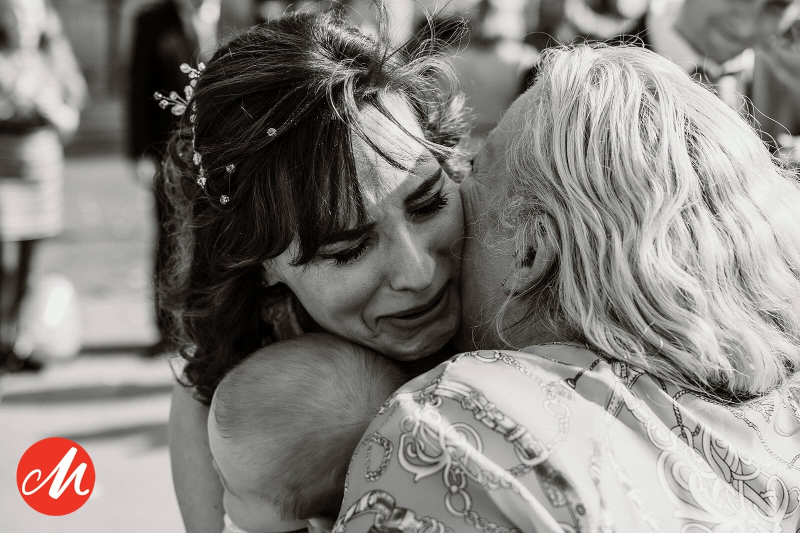 Hochzeit Heiraten Hochzeitsfotograf Dominik Neugebauer - Braut umarmt herzig ihre Brautmutter und fängt das Weinen an. In Ihren Arm hält sie ihr Baby fest.