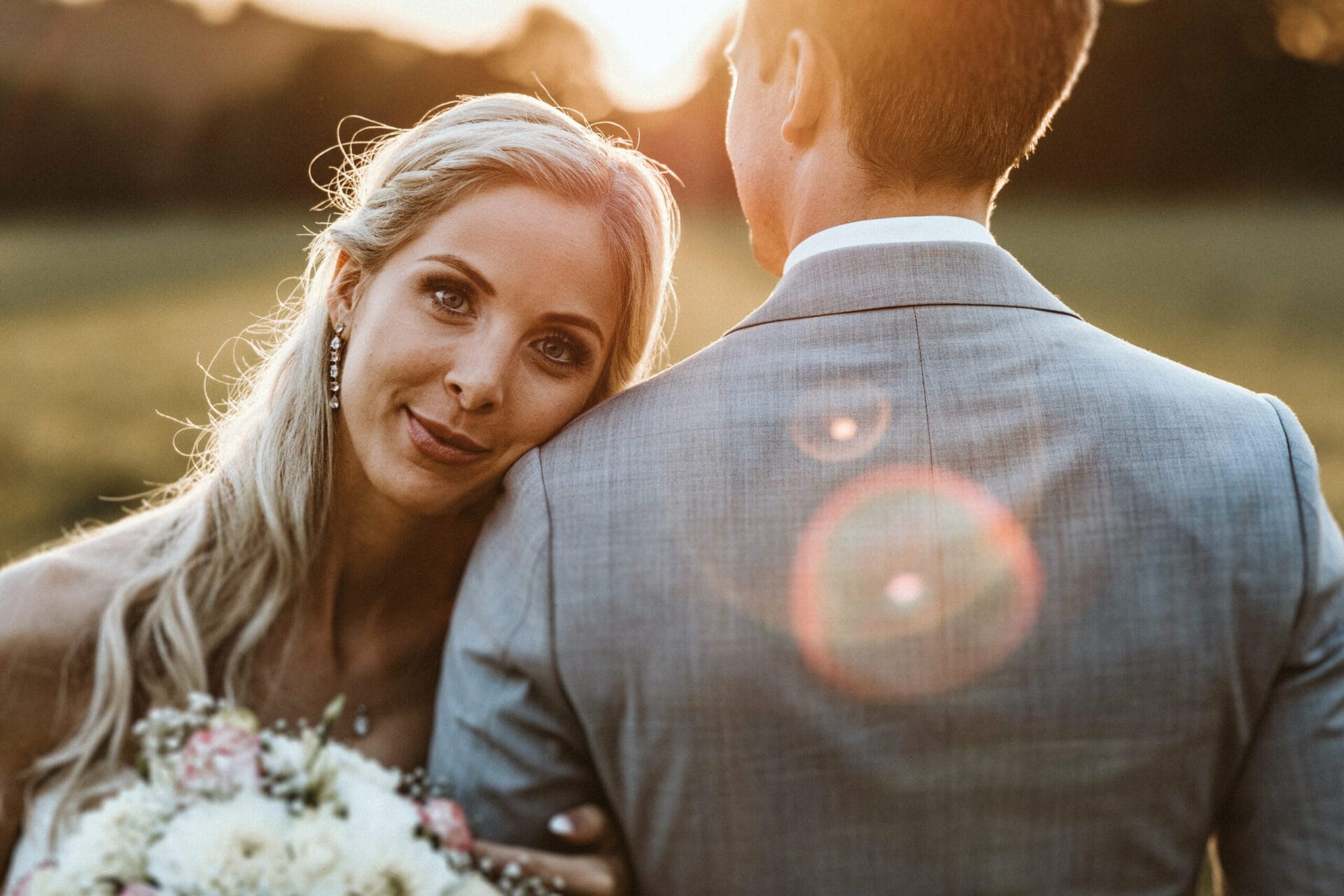 Hochzeit Heiraten Hochzeitsfotograf Dominik Neugebauer - Braut lehnt sich an Schulter von Bräutigam