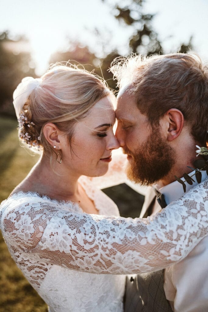 Hochzeit Heiraten Hochzeitsfotograf Dominik Neugebauer - Brautpaar genießt sich und legt Stirn einander.