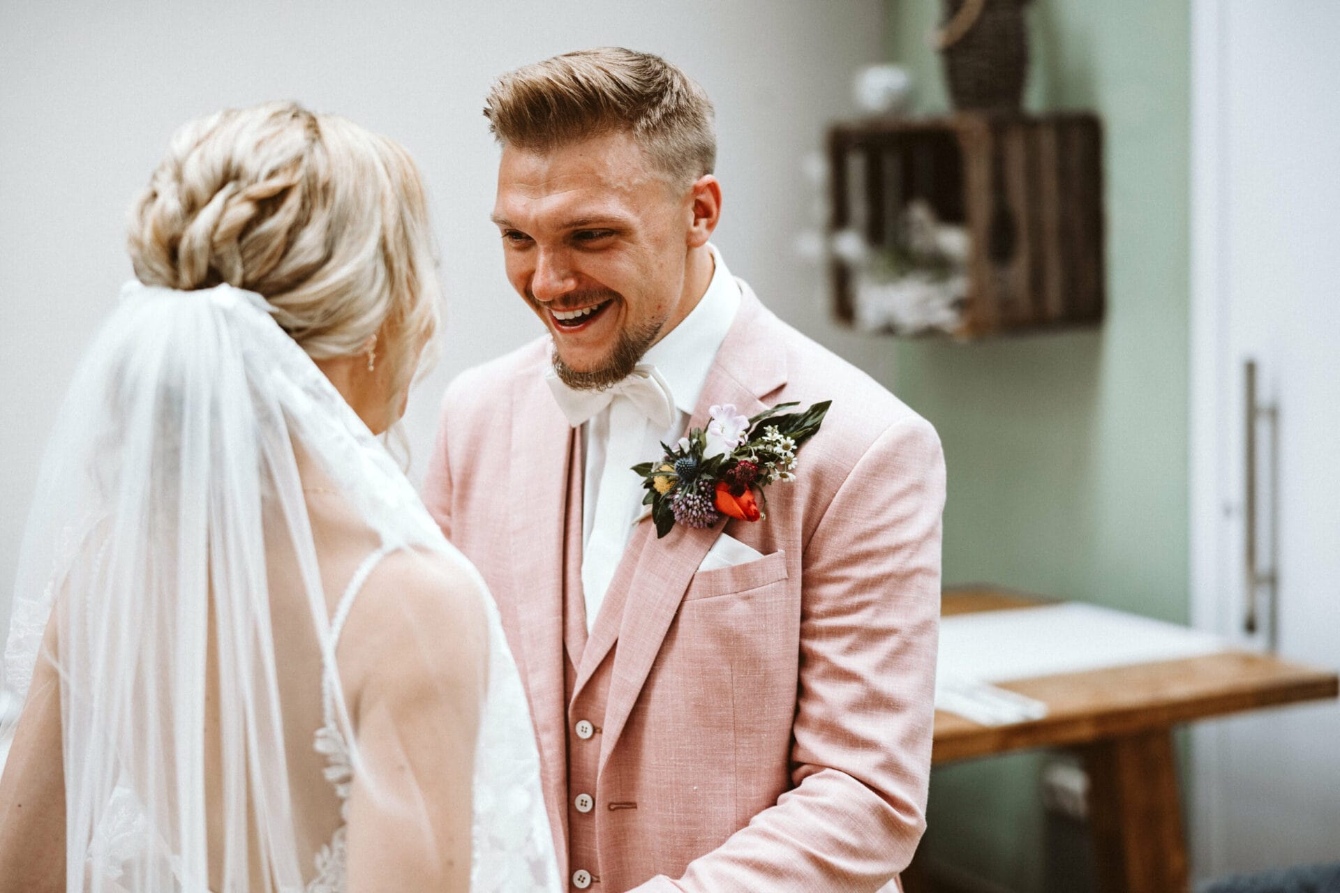 Hochzeit Heiraten Hochzeitsfotograf Dominik Neugebauer - Bräutigam schaut lächelnd zur Braut beim First Look.