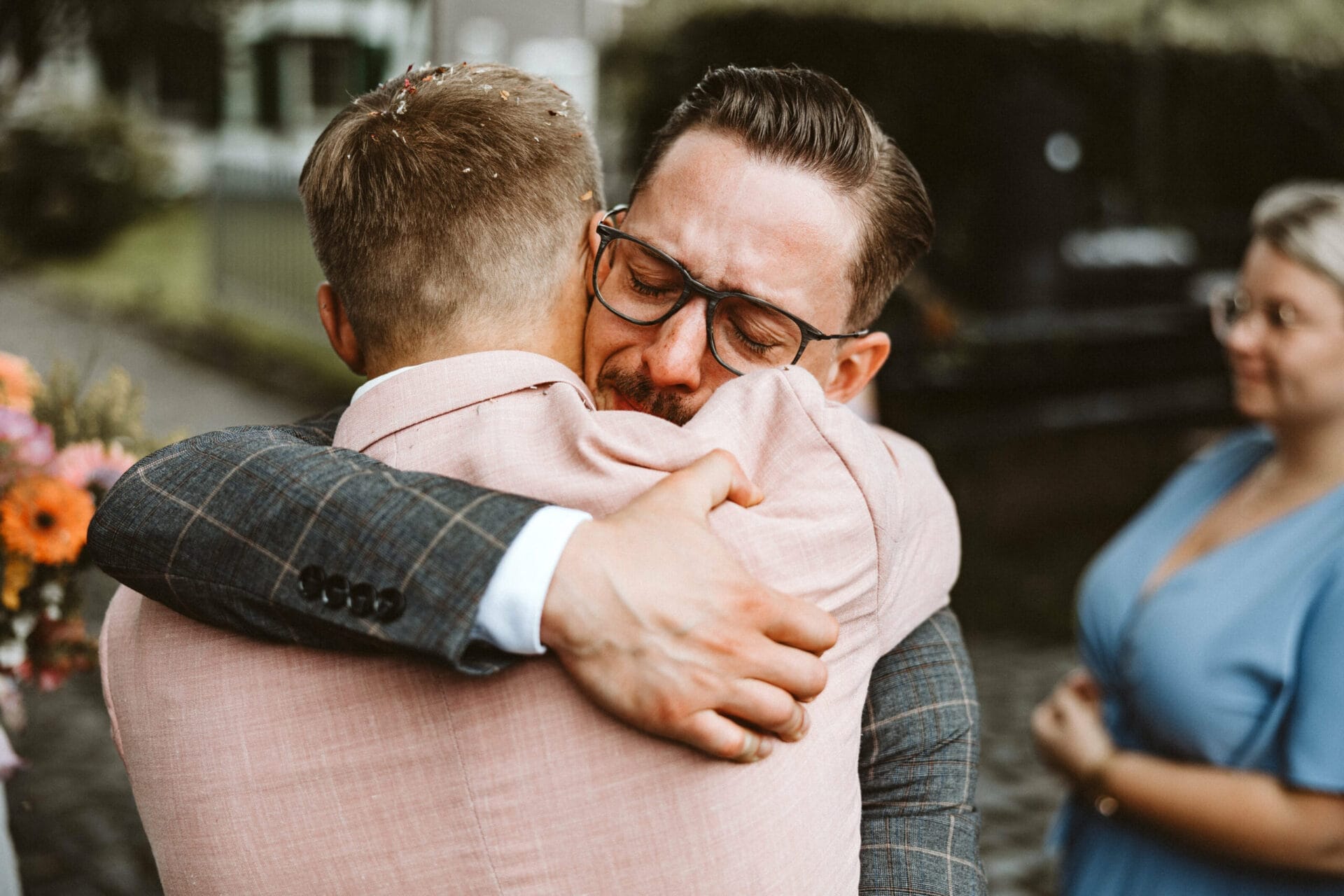 Hochzeit Heiraten Hochzeitsfotograf Dominik Neugebauers - Männlicher Trauzeuge umarmt Bräutigam sehr eng umschlossen. Der Trauzeuge hat geschlossene Augen und beginnt fast zum Weinen mit Freudentränen an.