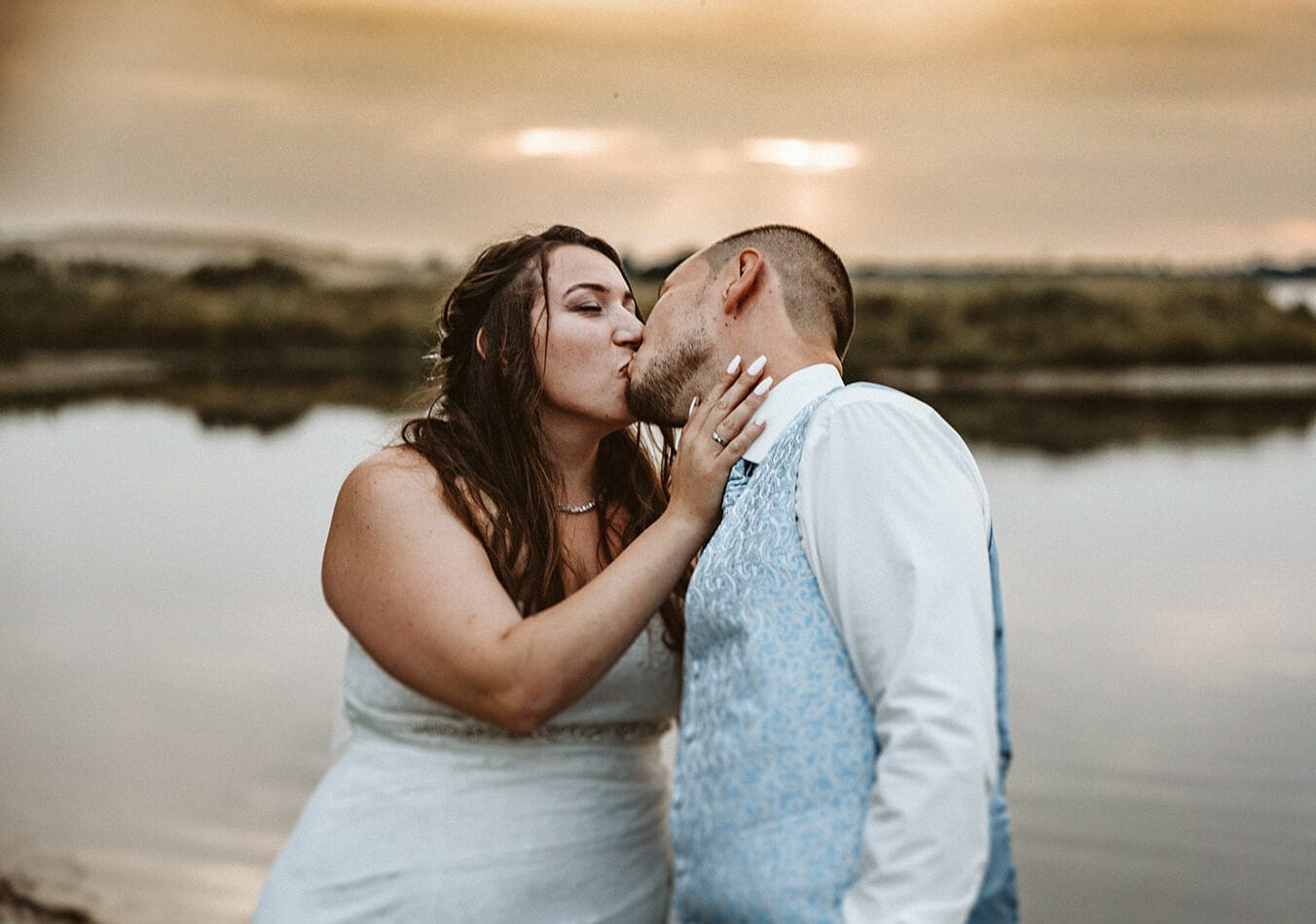 Hochzeit Heiraten Hochzeitsfotograf Dominik Neugebauer Portfolio - Braut küsst Bräutigam innig auf die Lippen