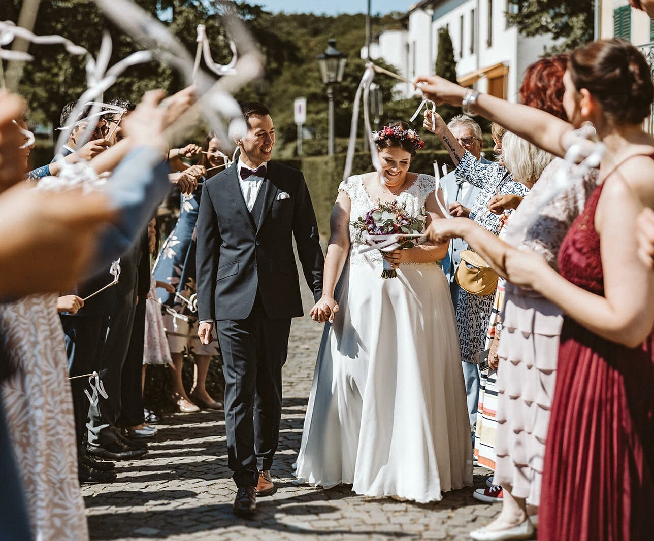 Hochzeit Heiraten Hochzeitsfotograf Dominik Neugebauer Portfolio - Braut und Bräutigam laufen durch Spalier Haus Cromford