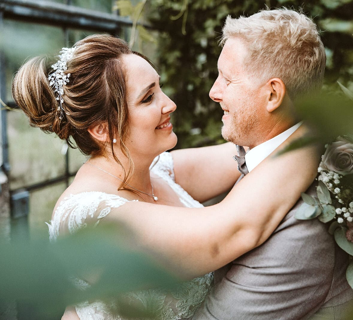Hochzeit Heiraten Hochzeitsfotograf Dominik Neugebauer Portfolio - Braut und Bräutigam zwischen Blättern