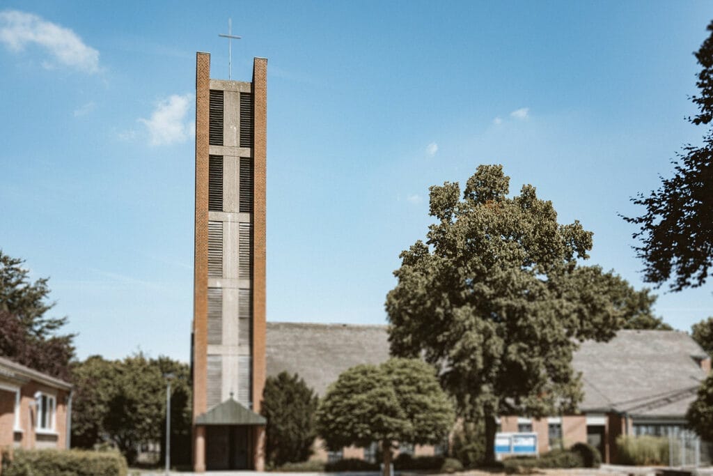 St. Marien Kirche Schloss Diersfordt Hochzeitsfotograf - Der Kirchturm vor einem blauen Himmel