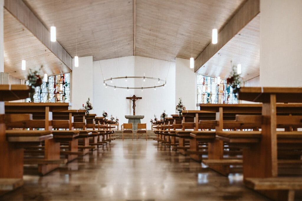 St. Marien Kirche Schloss Diersfordt Hochzeitsfotograf - Der Gang der Kirche zum Altar