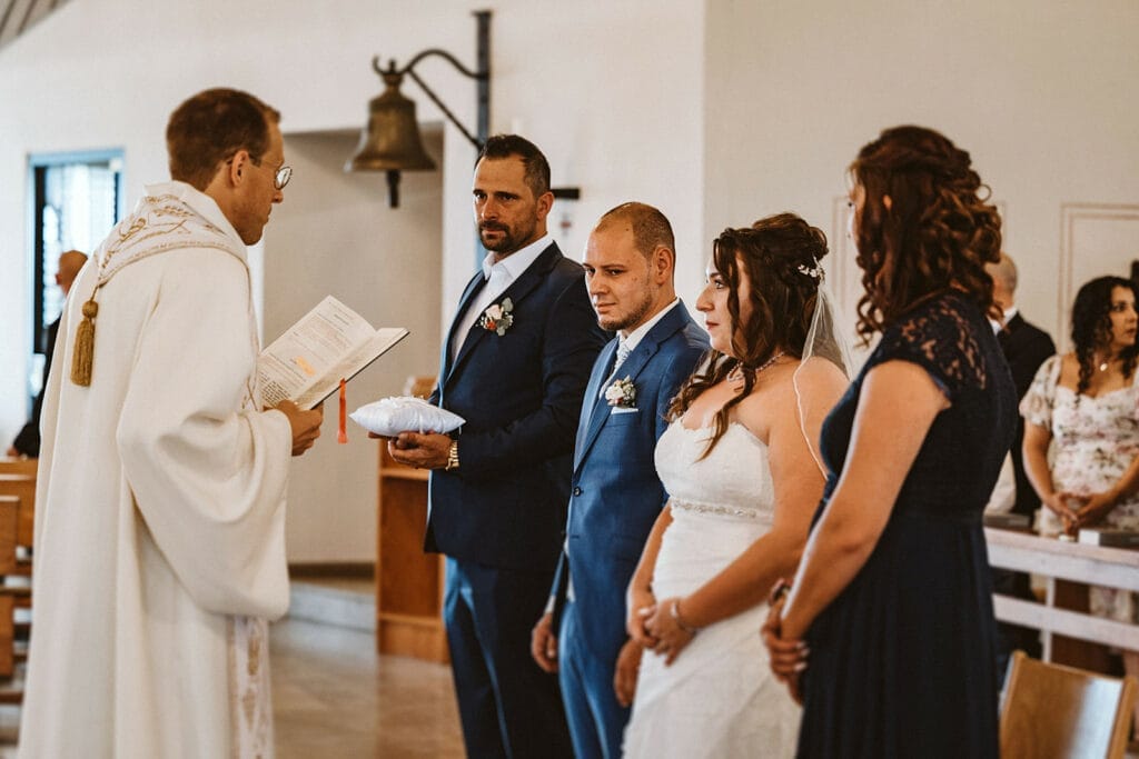 St. Marien Kirche Schloss Diersfordt Hochzeitsfotograf - Brautpaar bei der eigentlichen Zeremonie in der Kirche