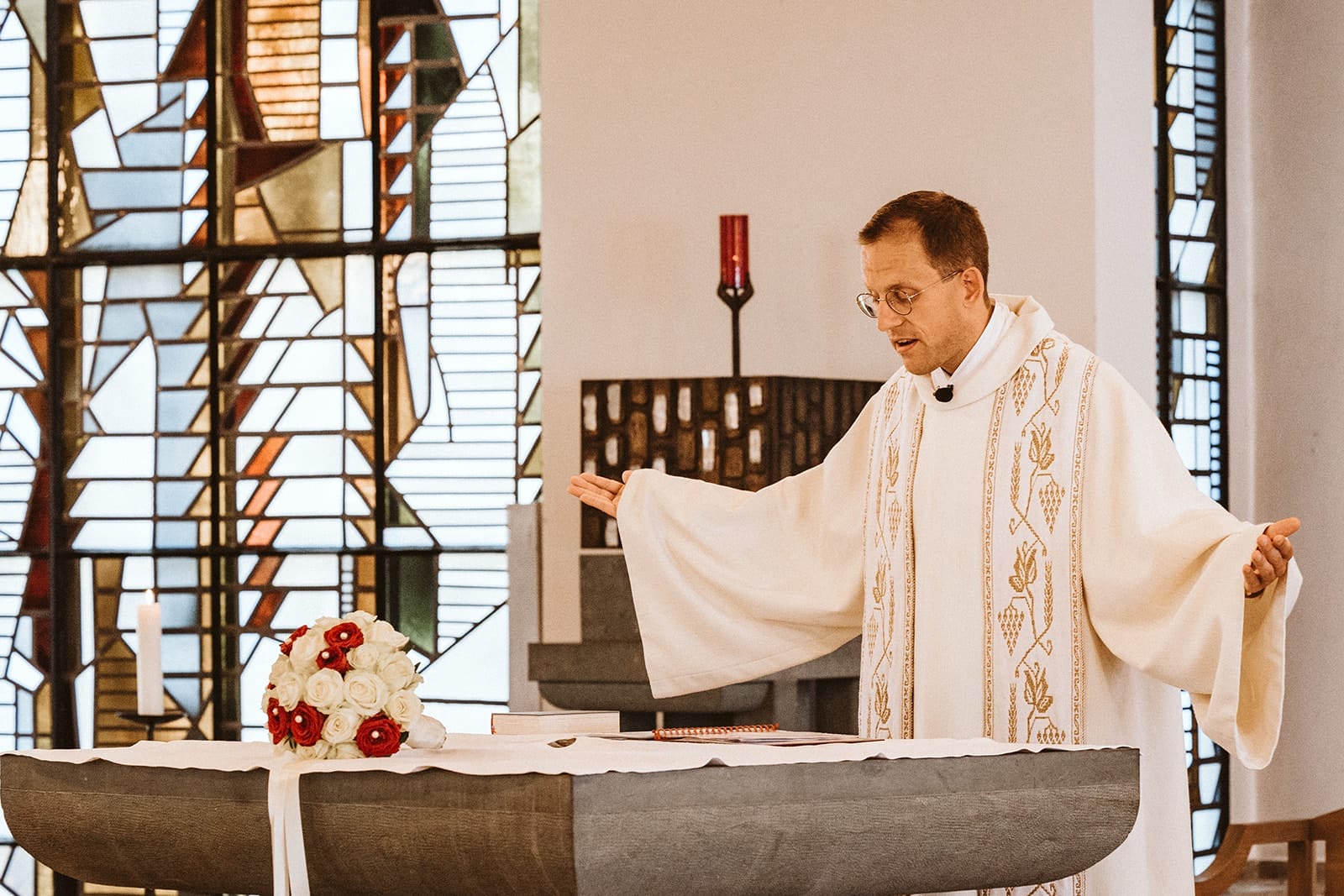 St. Marien Kirche Schloss Diersfordt Hochzeitsfotograf - Priester betet während der Zeremonie