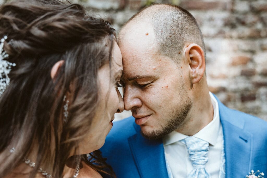 St. Marien Kirche Schloss Diersfordt Hochzeitsfotograf - Hochzeitspaar lehnt Stirn aneinander