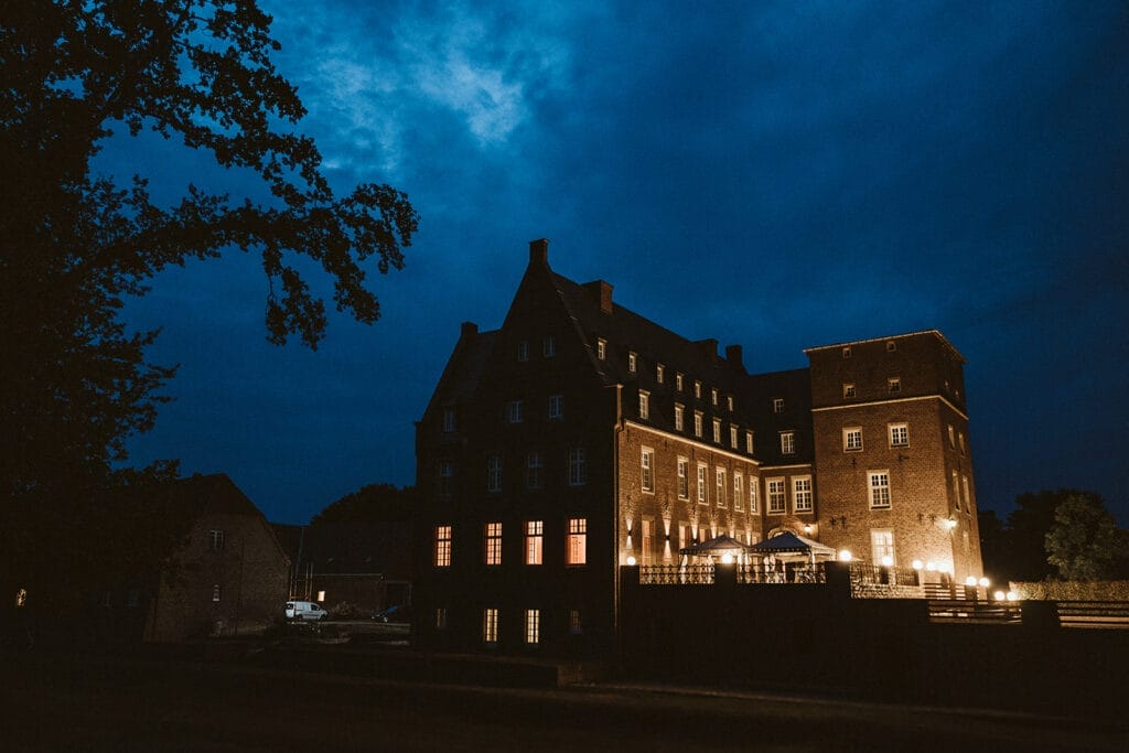 St. Marien Kirche Schloss Diersfordt Hochzeitsfotograf - Schloss Diersfordt bei Nacht mit Beleuchtung