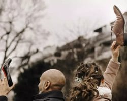 5 Dinge solltest Du bei der Hochzeitsplanung vermeiden - Braut und Brautpaar Hochzeitsspiel mit Schuhe heben