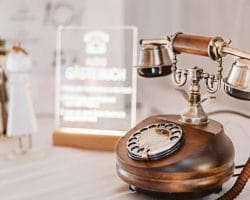 6 Alternativen zu einem traditionellen Hochzeits-Gästebuch - Telefon-Gästebuch aus Holz