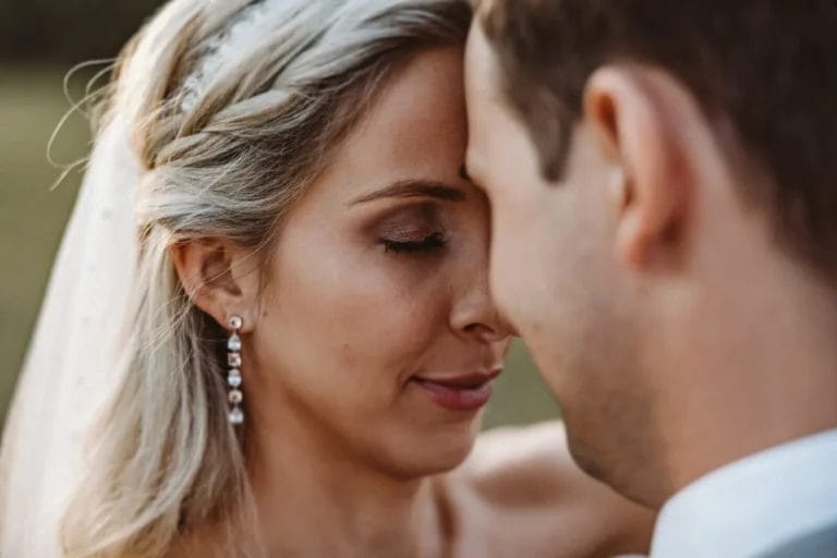 Auf der Hochzeit perfekt aussehen - Braut und Bräutigam schließen die Augen. Stirn an Stirn
