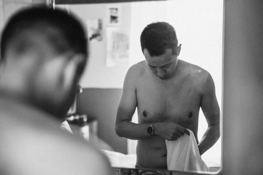 Auf der Hochzeit perfekt aussehen - Getting Ready beim Bräutigam oberkörperfrei