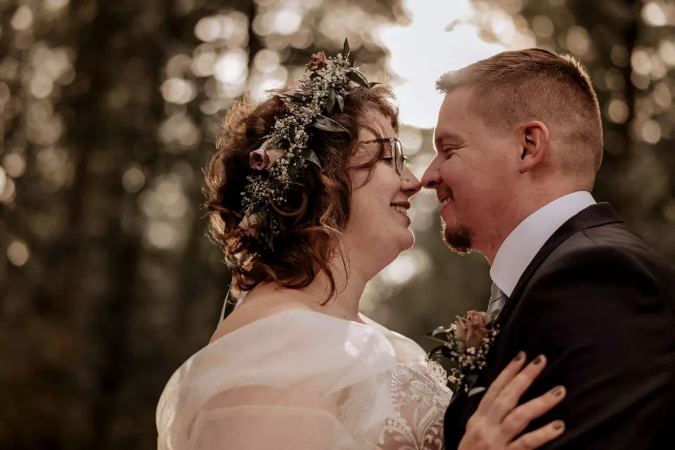 Auf der Hochzeit perfekt aussehen - Braut und Bräutigam berühren sich mit den Nasen