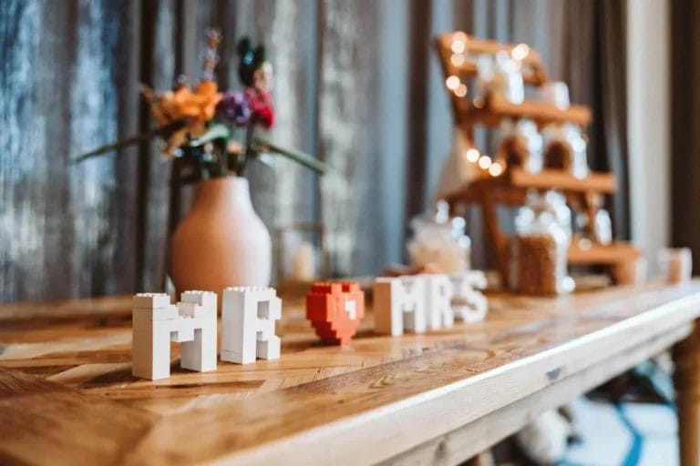 Candy Bar oder Salty Bar zur Hochzeit - Der Snack zwischendurch - Mr und Mrs Schild steht auf einem Tisch