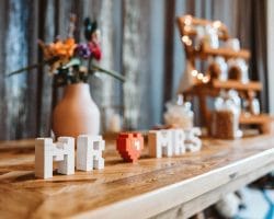 Candy Bar oder Salty Bar zur Hochzeit - Der Snack zwischendurch - Mr und Mrs Schild steht auf einem Tisch