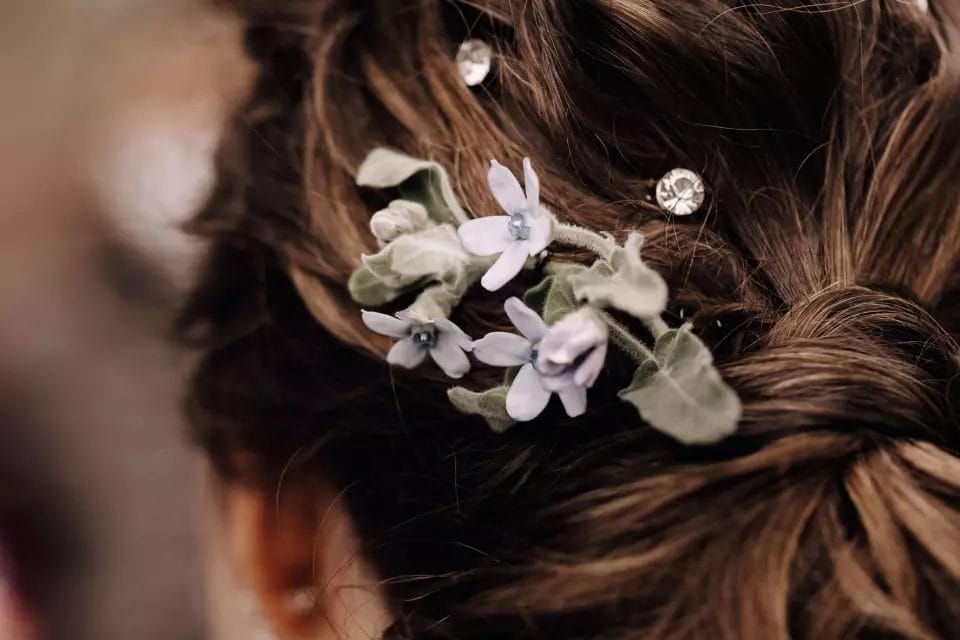 Der Braustrauß - welche Blumen gehören zur Hochzeit - Blumenschmuck im Haar