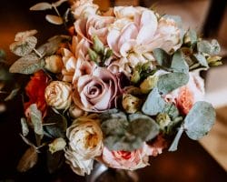 Der Braustrauß - welche Blumen gehören zur Hochzeit - ein Brautstrauß fertig gebunden
