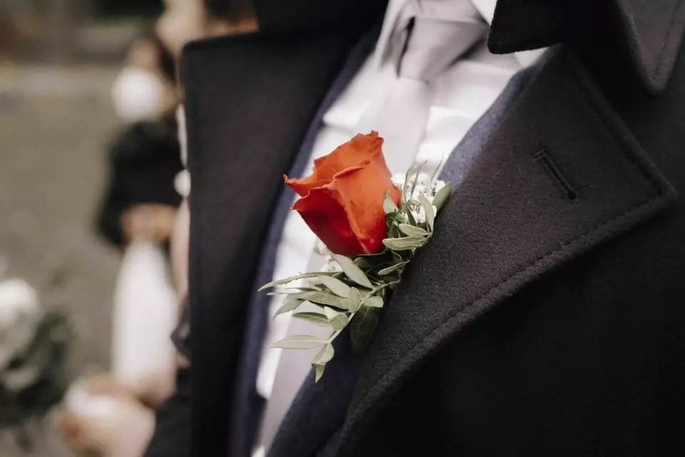 Der Braustrauß - welche Blumen gehören zur Hochzeit - Rote Rose im Anzug des Bräutigams