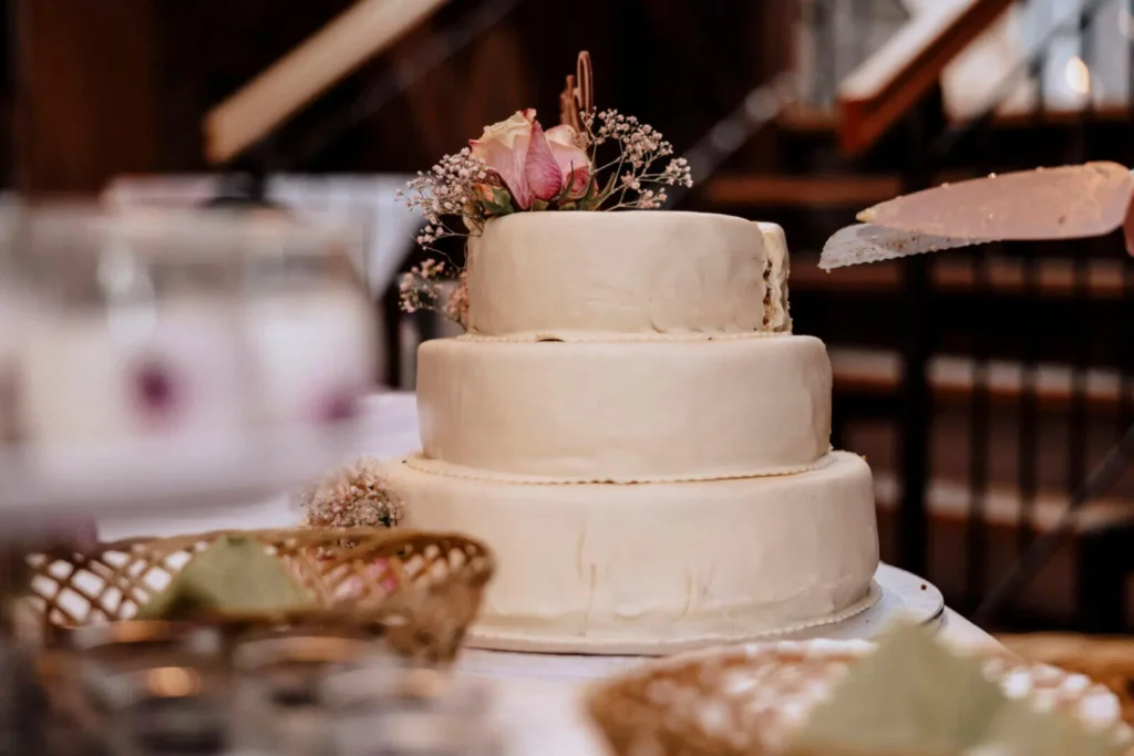 Der perfekte Tagesablauf einer Hochzeit - Hochzeitstorte vor dem Anschnitt