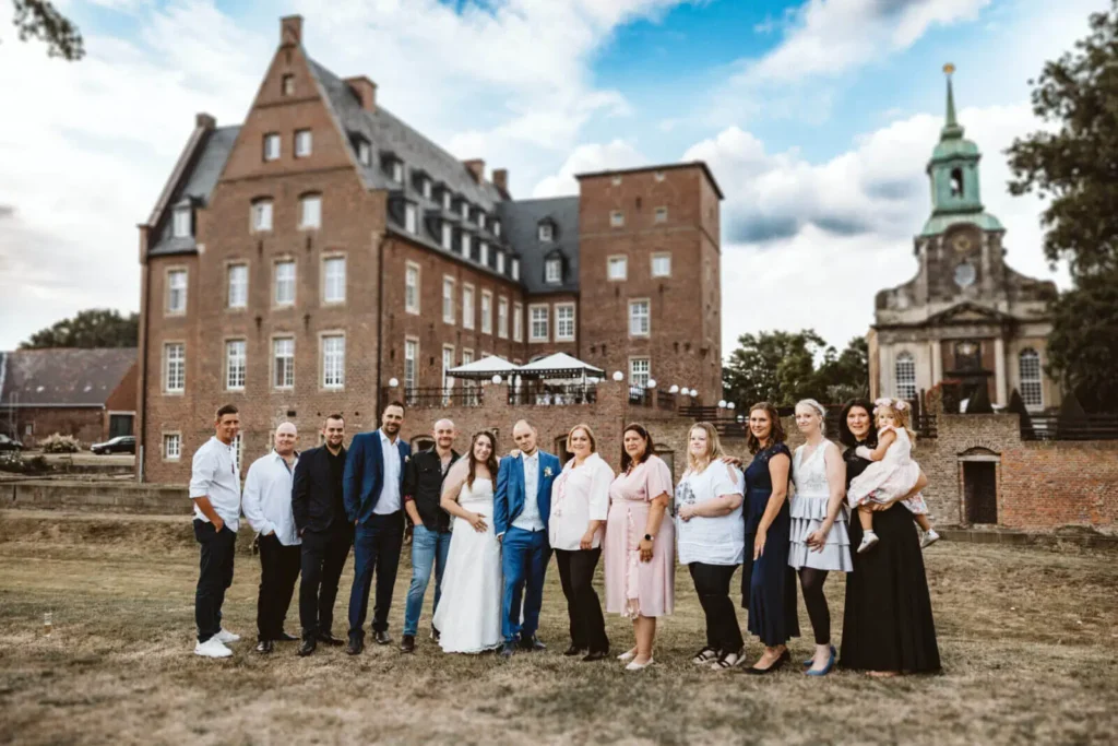 Der perfekte Tagesablauf einer Hochzeit - Gruppenfoto vor dem Schloss Diersfordt