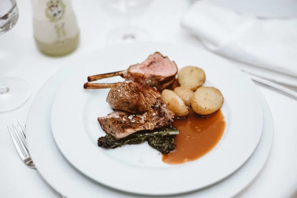 Der perfekte Tagesablauf einer Hochzeit - Abendessen Hochzeitsbuffet mit Fleisch und Kartoffeln sowie Soße