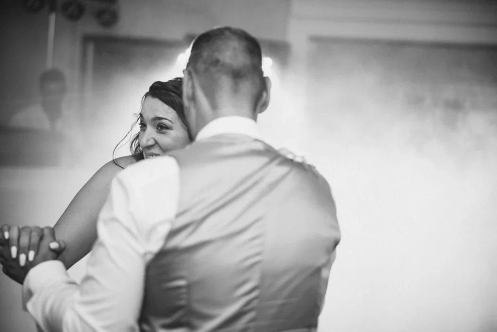 Der perfekte Tagesablauf einer Hochzeit - Hochzeitspaar macht Hochzeitstanz im Nebel