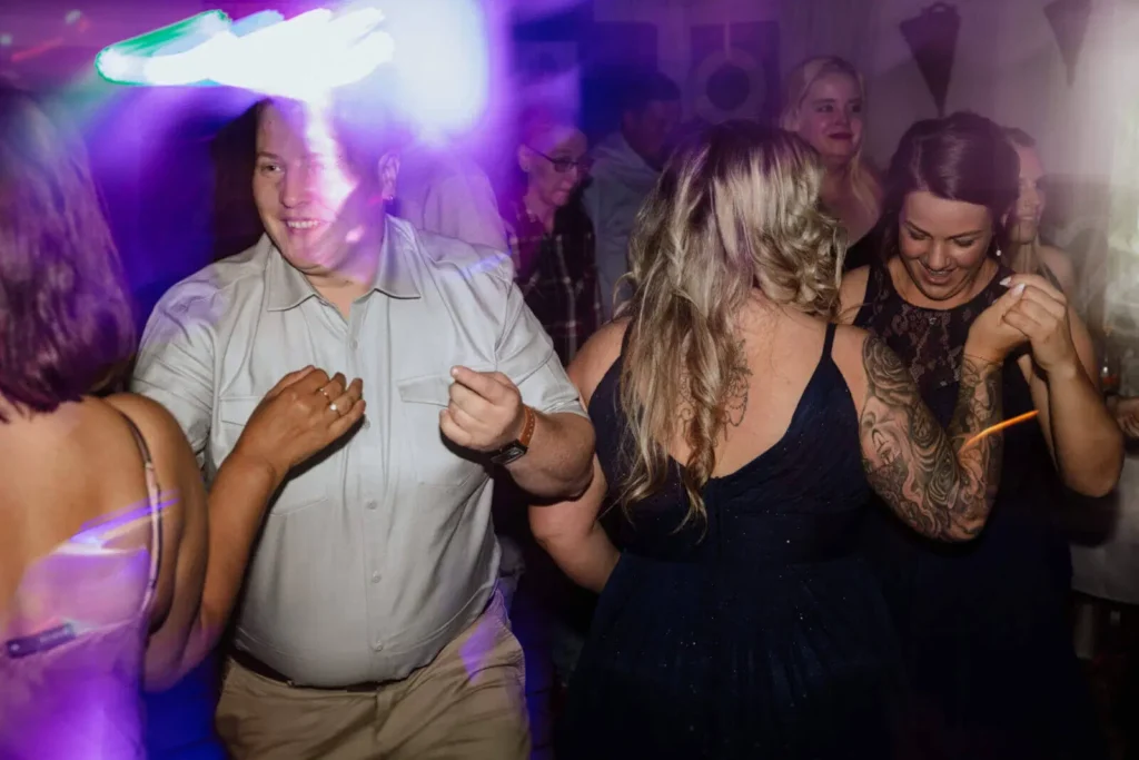 Der perfekte Tagesablauf einer Hochzeit - Tanzende Partygäste haben Spaß auf Hochzeitsparty