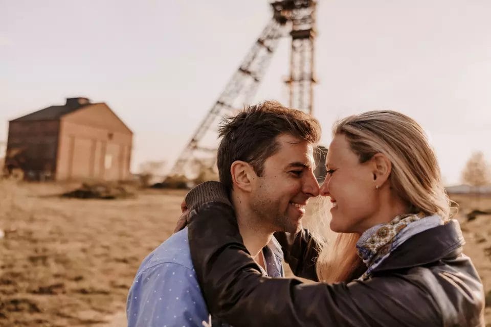Engagement Session - Paar vor einem Förderturm