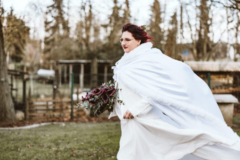 Heiraten in der Nebensaison - 5 gute Gründe - Braut mit weißem und langem Schleier-Tuch im Herbst