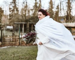 Heiraten in der Nebensaison - 5 gute Gründe - Braut mit weißem und langem Schleier-Tuch im Herbst
