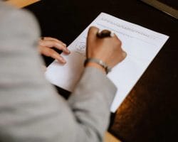 Hochzeit planen - 10 Punkte Checkliste für Eure Hochzeitsplanung - Bräutigam unterschreibt Ehevertrag