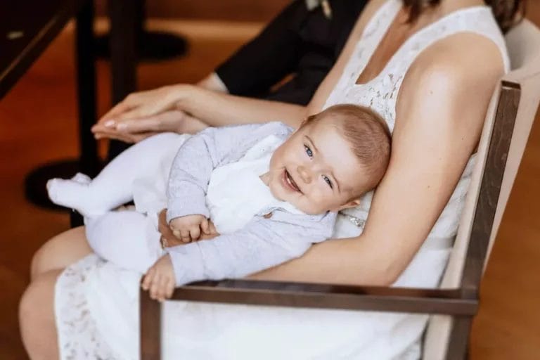 Hochzeiten mit Kindern - Baby im Arm der Braut während Trauung