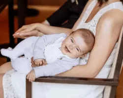 Hochzeiten mit Kindern - Baby im Arm der Braut während Trauung
