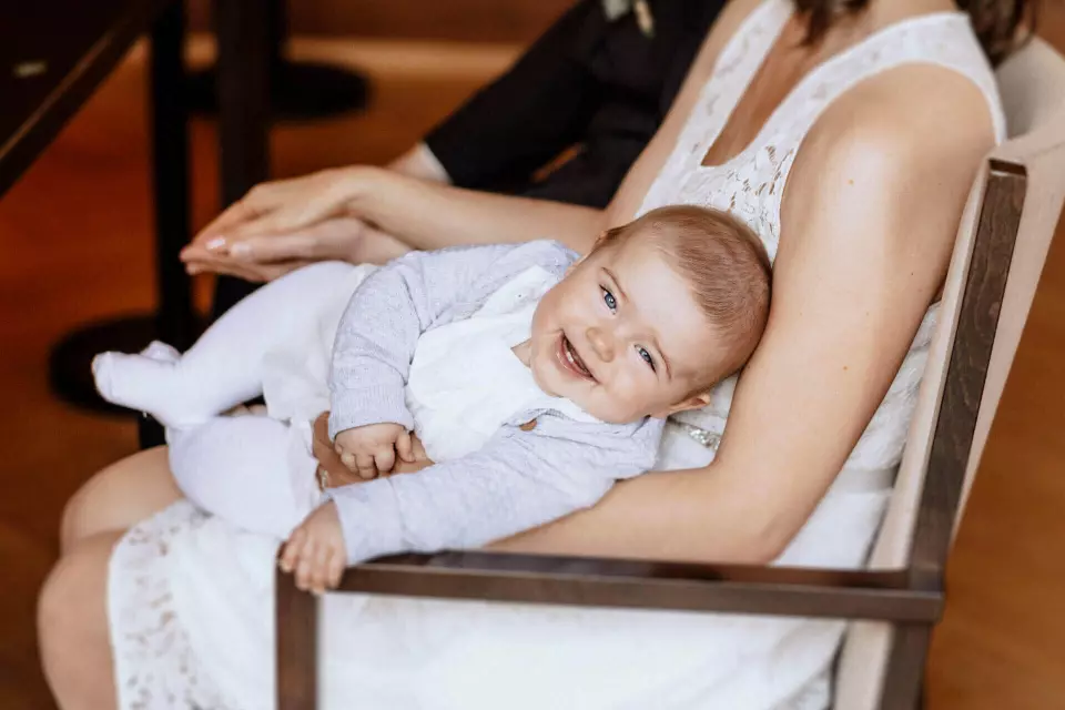 Hochzeiten mit Kindern - Baby im Arm der Braut während Trauung  