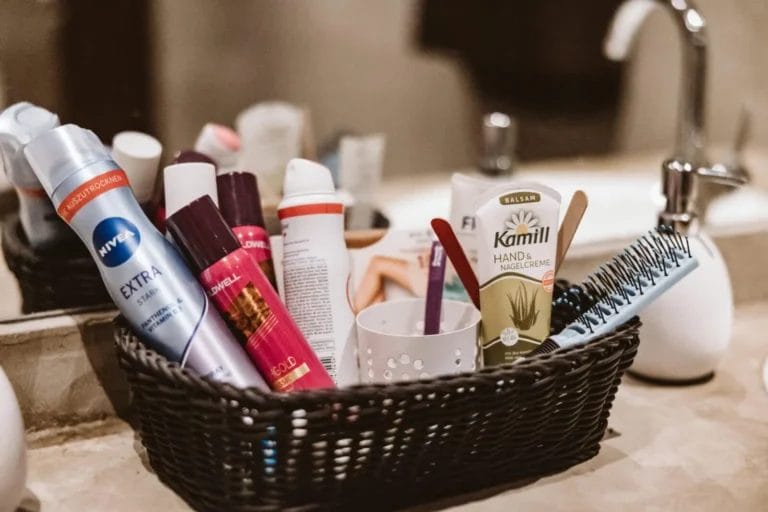 Notfallkörbchen für die Hochzeit - verschiedene Pflegeprodukte für Frauen für den Notfall in einem dunkelbraunen Korb