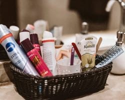 Notfallkörbchen für die Hochzeit - verschiedene Pflegeprodukte für Frauen für den Notfall in einem dunkelbraunen Korb