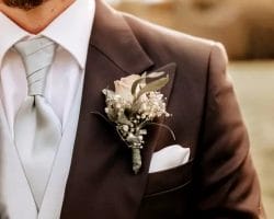 So gestaltest Du Deine einzigartige Hochzeit - Bräutigam mit Ansteckblume