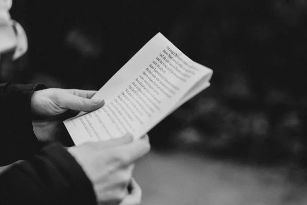 So gestaltest Du Deine einzigartige Hochzeit - Trauzeuge hält Brief mit Text in der Hand für Hochzeitsrede