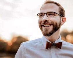 So viel kostet ein Hochzeitsfotograf - Preise und Kosten für Hochzeitsfotos und anderen Dienstleistungen - Dominik lächelt seitlich an der Kamera vorbei