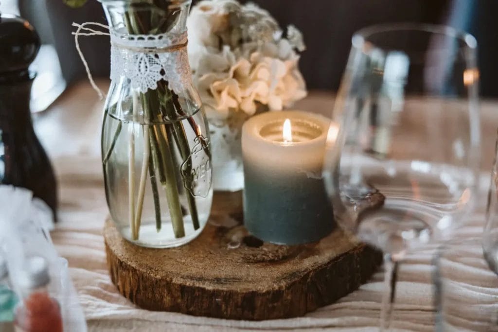 Tischdeko zur Hochzeit - Eine Kerze auf einem Stück rundem Holz
