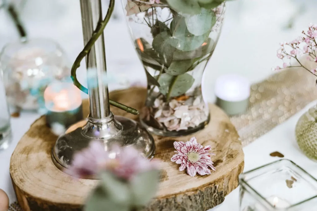Tischdeko zur Hochzeit - Holzscheibe auf der eine Blumenblüte liegt