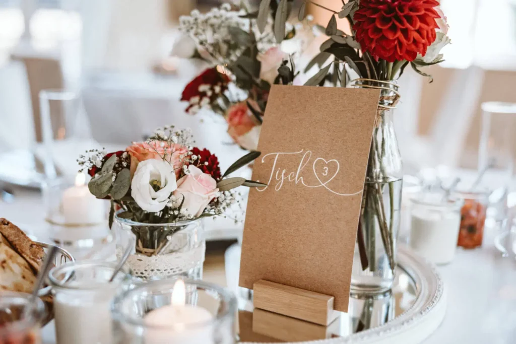 Tischdeko zur Hochzeit - Tisch-Schild zur Hochzeit in einem Holzständer