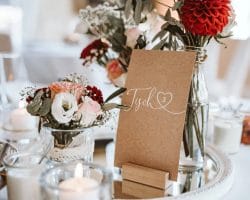 Tischdeko zur Hochzeit - Tisch-Schild zur Hochzeit in einem Holzständer