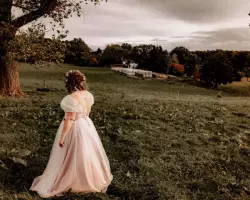 Unplugged Wedding - Handy und Smartphones zu Hause lassen - Braut schaut in die Weite des Felds