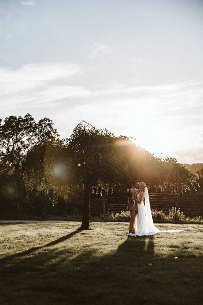 Hochzeitsfotograf Remscheid Hochzeit Heiraten Hochzeitsfotos - Brautpaar küsst sich unter einem Baum bei Sonnenuntergang